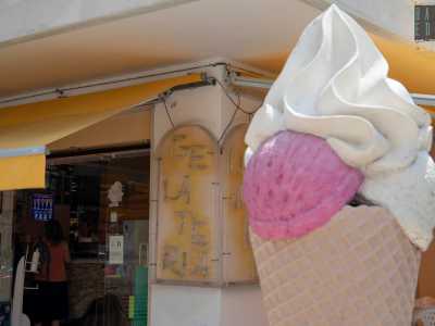 Mentre di fronte si trova la gelateria �La limonaia�, aperta nel 1990 da Antonio Carriero...